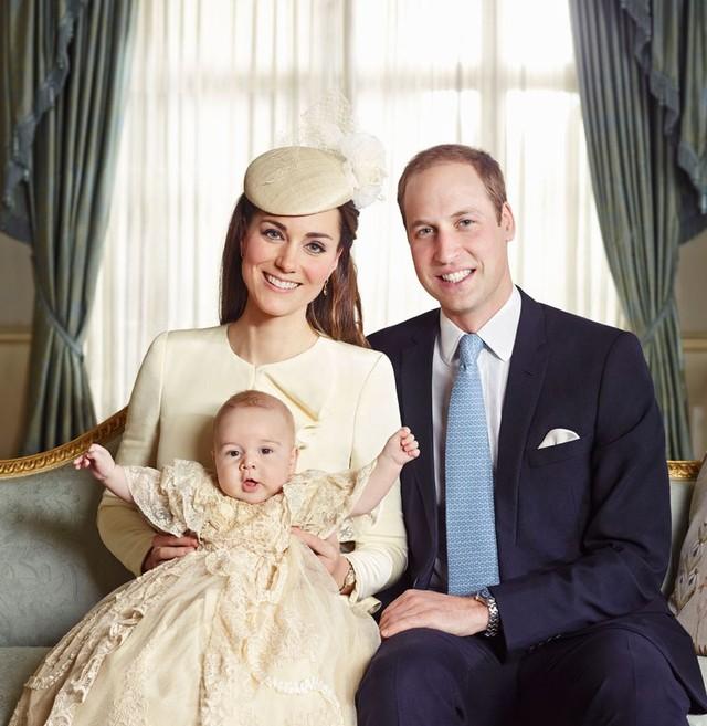 the-official-portrait-for-the-christening-of-prince-george-alexander-louis-of-cambridge-photographed-in-the-morning-2516405