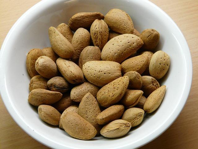 almonds-49603_640