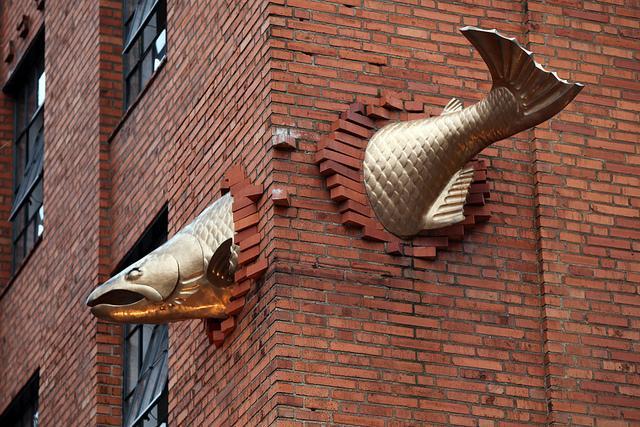 usa-portland-oregon-winter-salmon-sculpture-fish