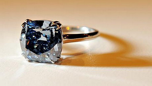 Flawless-Blue-Diamond-Ring