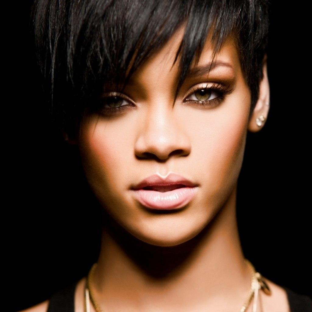 Wallpaper-ipad-2-1024x1024-rihanna-face-girl-lips-eyes