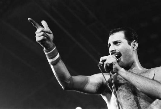 2012-11-24-freddie_mercury_on_stage-533x362