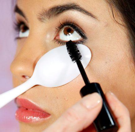 32-Makeup-Tips-That-Nobody-Told-You-About-spoon