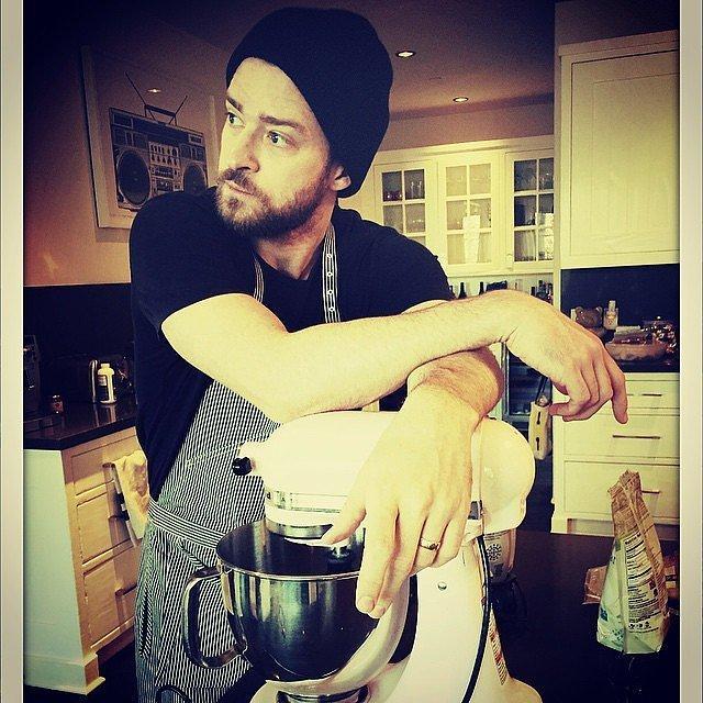 Justin-Timberlake-donned-apron-baking-session