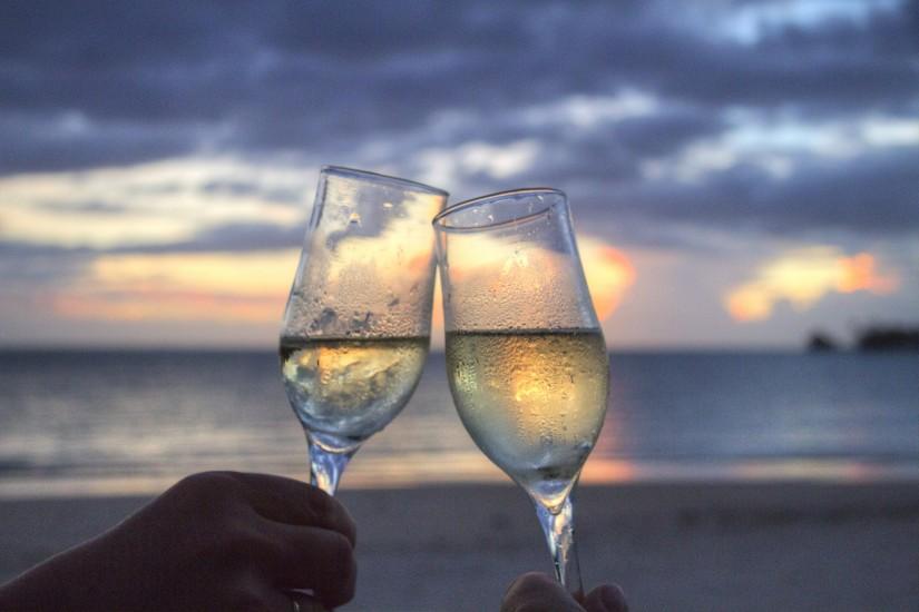 beach-champagne-clink-glasses-2145-825x550