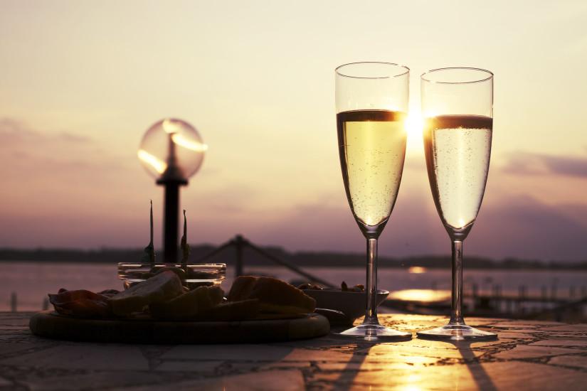 champagne-date-drink-1248-825x550