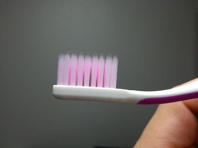 toothbrush-141105_640