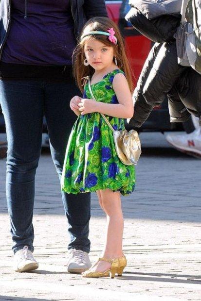 Katie Holmes i Suri odwiedzaj¹ Toma Cruise'a na planie filmowym