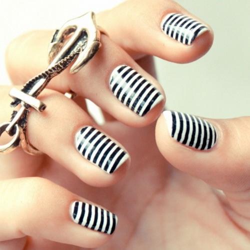 Black-and-White-Stripe-Nails