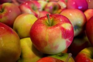 apples-fruits-health-4148-825x550