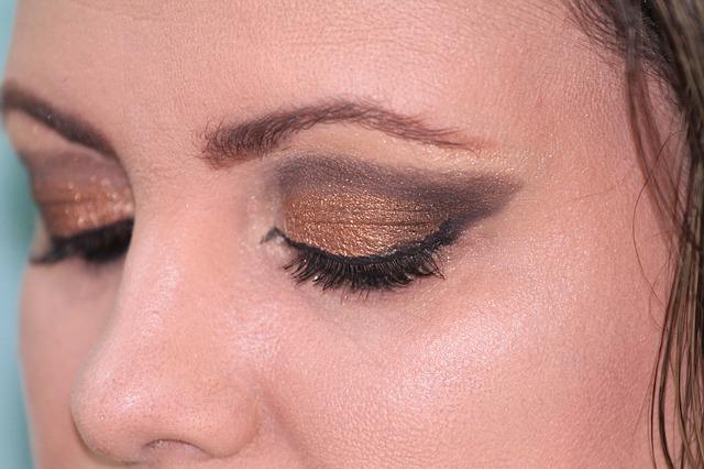 makeup-377618_640