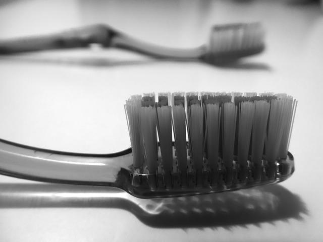 toothbrush-592102_640