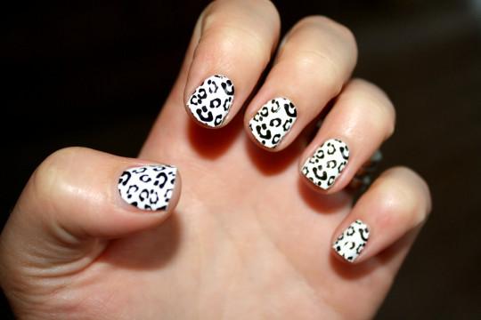 black-an-white-leopard-nail-art-540x360