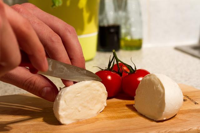 mozzarella-681466_640