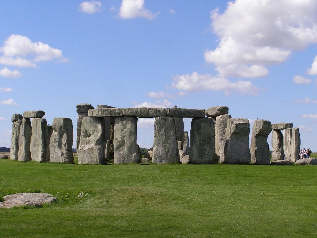1280px-Stonehenge2007_07_30