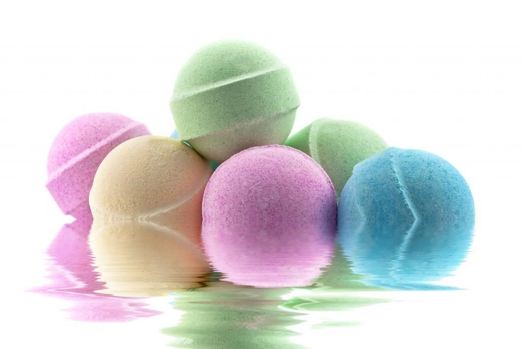 colorful-group-of-bath-bombs-in-water-1024x684-1024x684