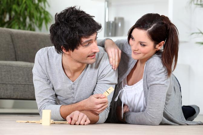 couple-playing-board-game