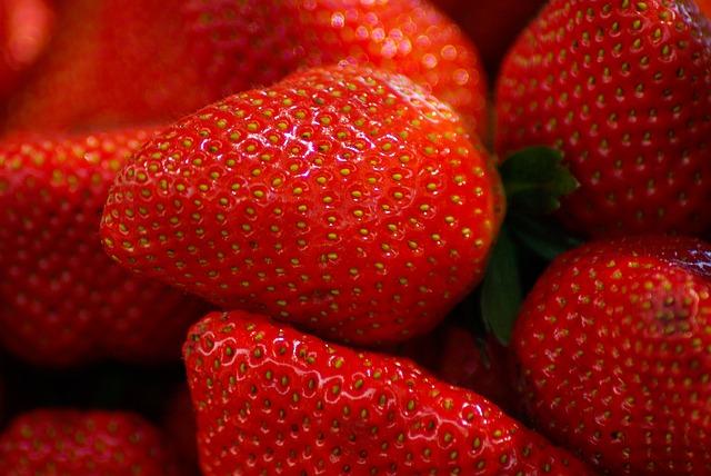 strawberries-710124_640