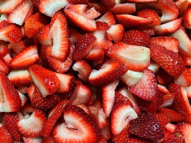 strawberries-735596_640