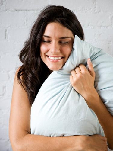 54825fe729cc6_-_rby-woman-smiling-hugging-pillow-de