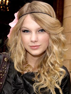 Taylor-Swift-long-curly-hairstyle1