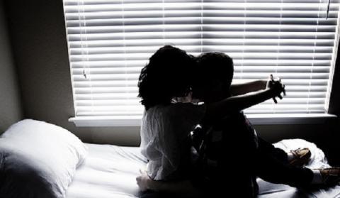 bed-black-and-white-blinds-couple-kiss-kissing