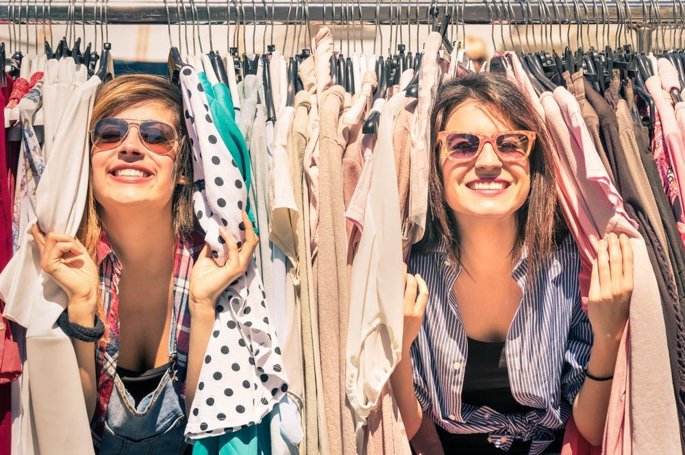 Young beautiful women at the weekly cloth market - Best friends