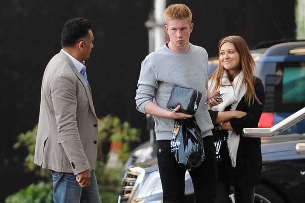 Kevin-de-Bruyne-arriving-at-his-hotel-carrying-a-Manchester-City-carrier-bag
