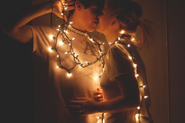boyfriend-christmas-lights-couple-girlfriend-kiss-lights-Favim.com-78466
