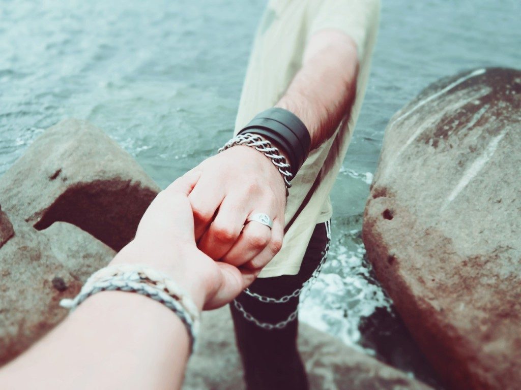 holding-hands-924942_1280