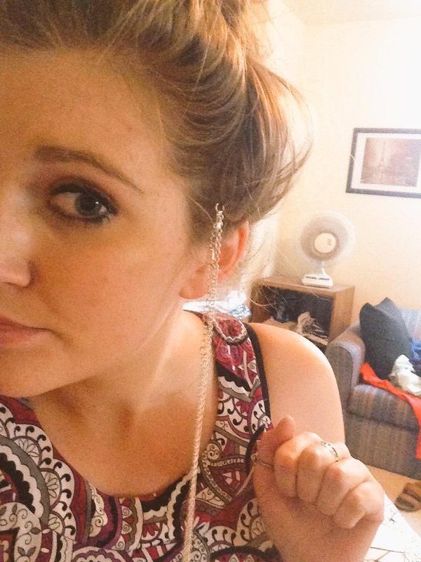 quand-vous-vous-attachez-les-cheveux-et-que-les-bijoux-suivent-avec_8b0322