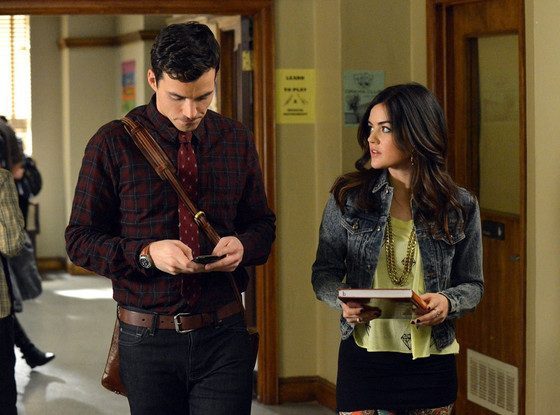 rs_560x415-140218154418-1024.aria-ezra-texting-hallway-021814