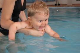 Co musisz wiedzieć o pływaniu niemowląt