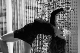 Katie Holmes w „DuJour Magazine”