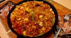 Paella z kurczakiem i warzywami, czyli kolacja po hiszpańsku