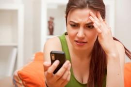 5 myśli, które znasz jeśli SPRAWDZASZ telefon swojego faceta!