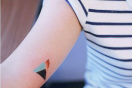 8 kolorowych, ale wciąż minimalistycznych tatuaży dla kobiet