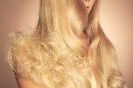 Naturalny blond to najczęściej poszukiwany kolor farb do włosów. Jak go uzyskać?