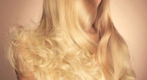 Naturalny blond to najczęściej poszukiwany kolor farb do włosów. Jak go uzyskać?