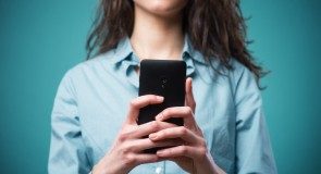 6 wskazówek, jak FLIRTOWAĆ z facetem przez SMS-y