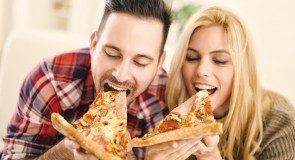 5 powodów, dlaczego bycie w związku sprawia, że TYJEMY!