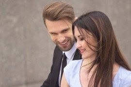 7 oznak, że ten facet totalnie z Tobą flirtuje