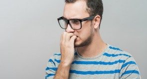 8 DZIWNYCH RZECZY, które FACET ROBI PRZED RANDKĄ