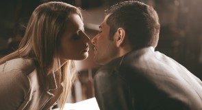 Jeżeli zrobisz te 6 rzeczy, ON z pewnością cię POCAŁUJE! (sprawdzone flirt triki!)