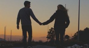 10 sygnałów, że facet poważnie się w Tobie zakochał i nie myśli o żadnej innej!