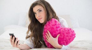 10 rymowanych SMS-ów na dobranoc, które MOCNO ROZCZULĄ FACETA!