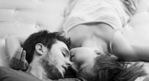 SEKS NA STOLE- 10 idealnych pozycji seksualnych!