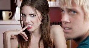 13 SPROŚNYCH rzeczy, o których Twój facet marzy, abyście zrobili je w ŁÓŻKU