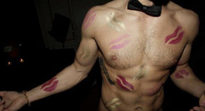 10 miejsc na ciele, gdzie FACET uwielbia być DOTYKANY