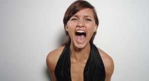 Robiąc te 8 rzeczy ze swoją twarzą sprawiasz, że FACECI WOLĄ CIĘ UNIKAĆ!